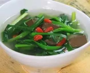 韭菜猪血汤，一种常见的做法，是美味的！