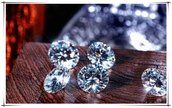 莫桑钻和钻石的区别，莫桑钻人工价格低（钻石天然价格贵）